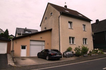 Hauptbild Geräumiges, saniertes Familienhaus mit Terrasse, großer Garage und Garten